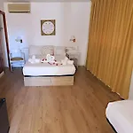Mireia מלון *